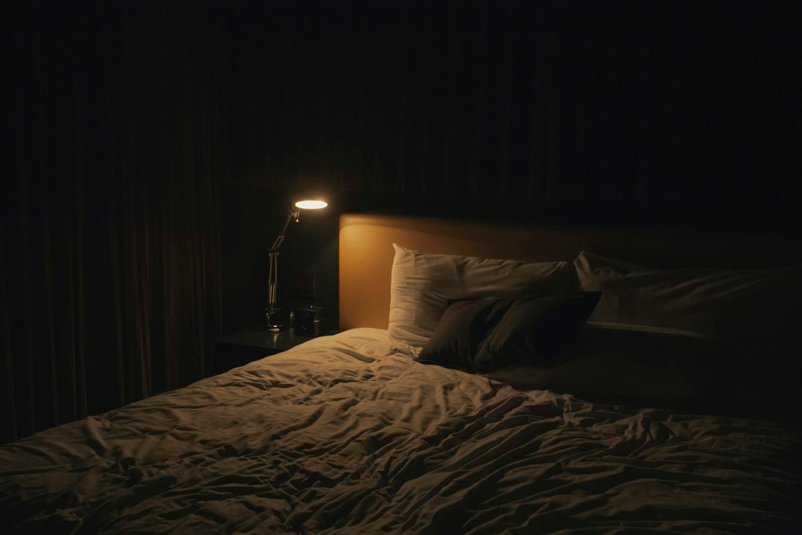Cortina blackout escura fechada bloqueando totalmente a luz externa