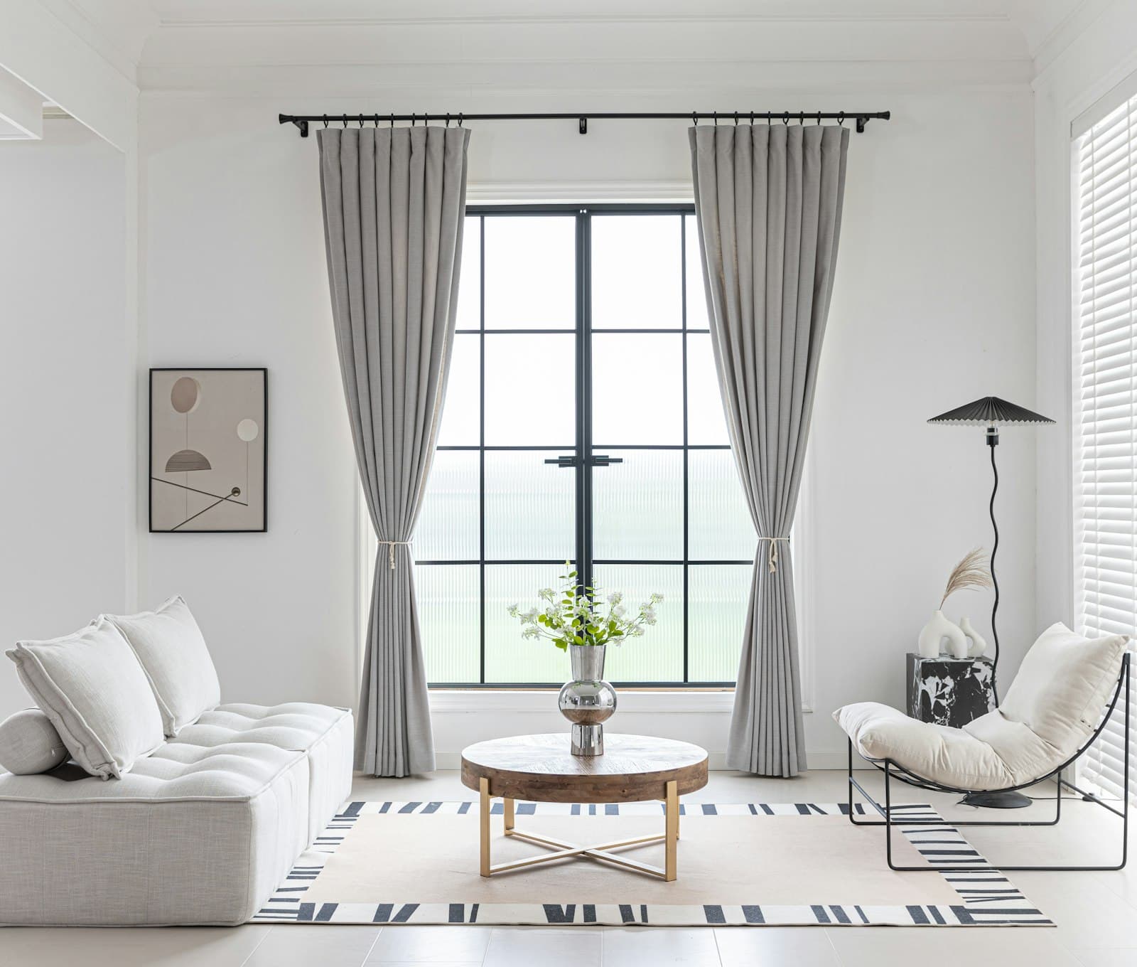 Cortina wave com ondas verticais uniformes em trilho embutido