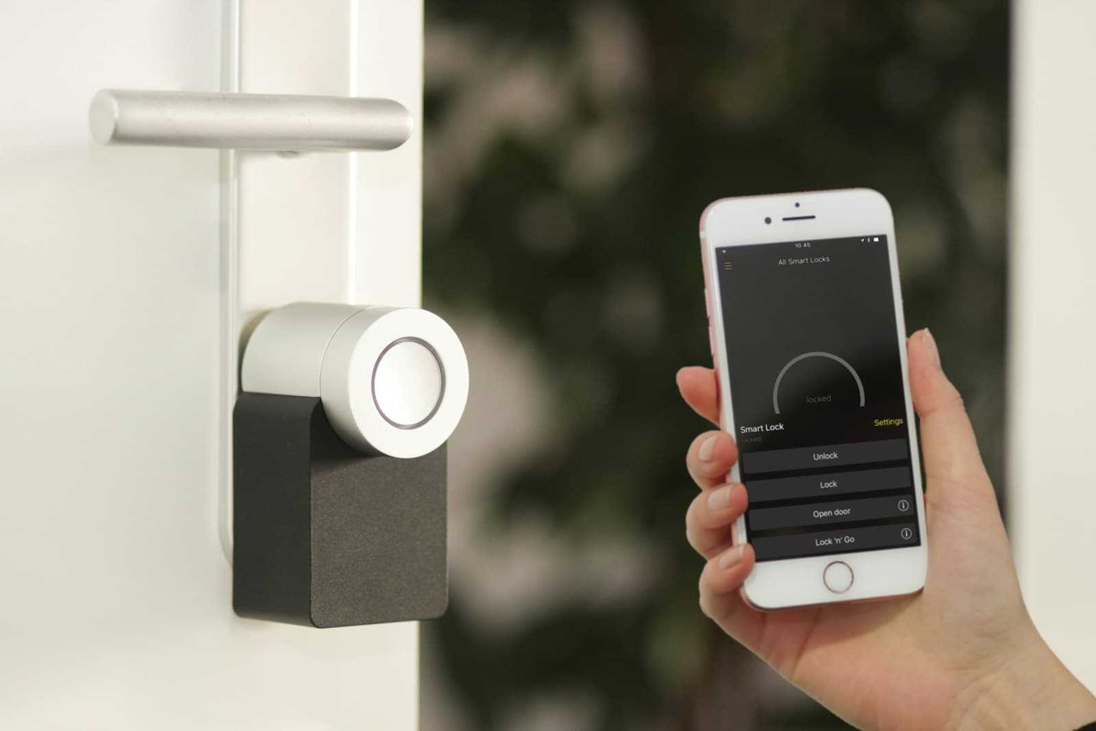 Aplicativo de celular controlando cortina motorizada em sala moderna